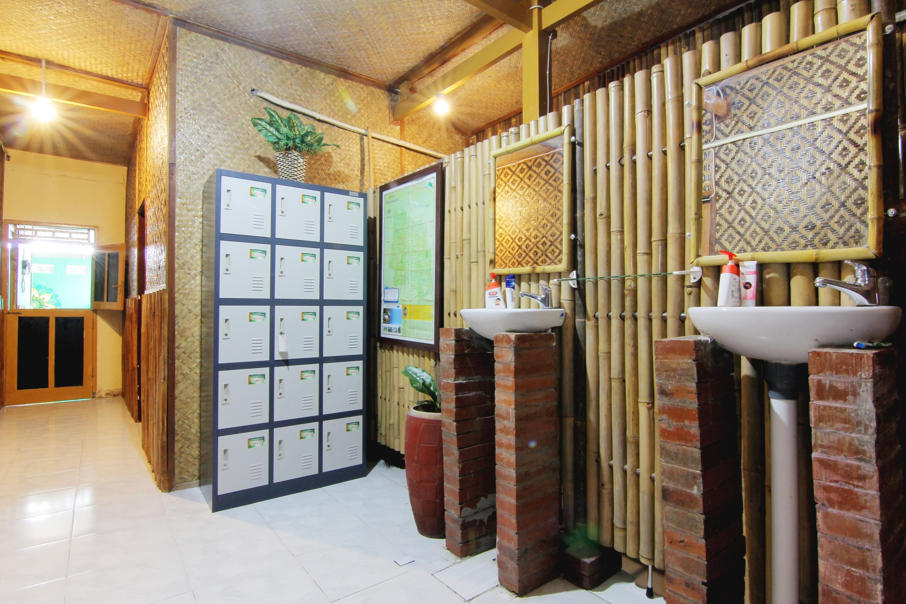 Bilik Bamboo Hostel Jogjakarta Buitenkant foto