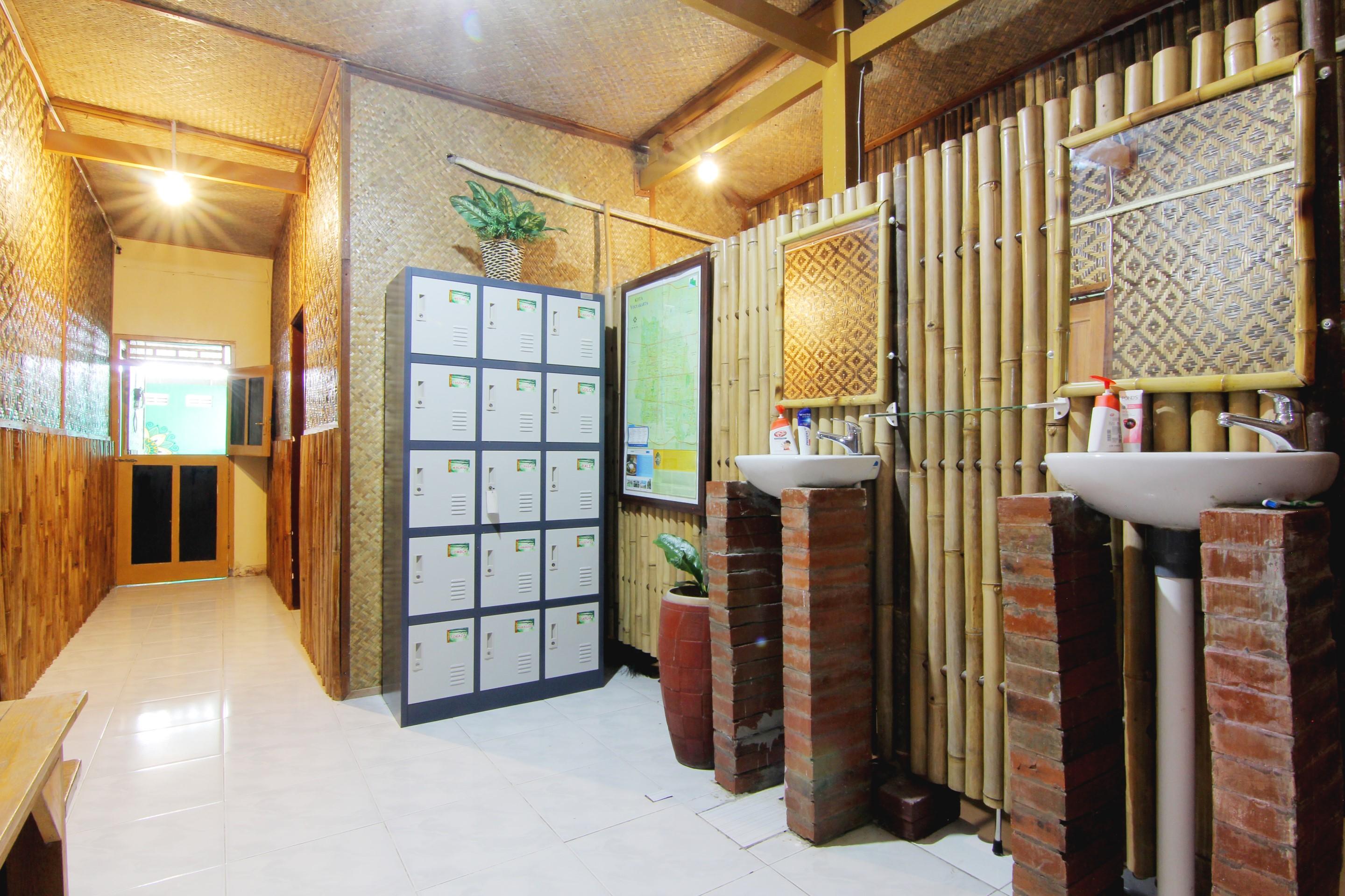 Bilik Bamboo Hostel Jogjakarta Buitenkant foto